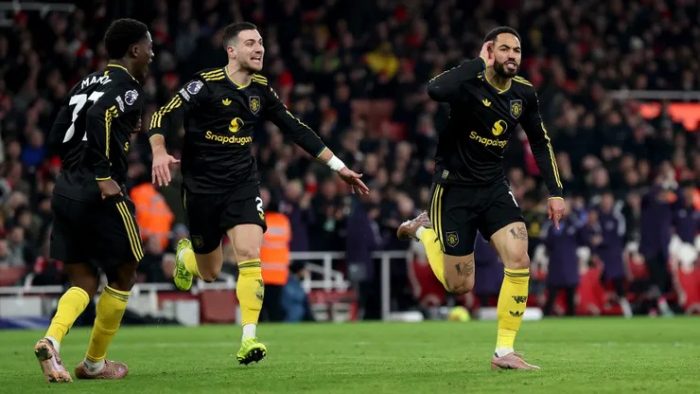 Manchester United venció al Arsenal 3-2 en el Emirates Stadium, le quitó el invicto como local y sacudió la lucha por el título de la Premier League.