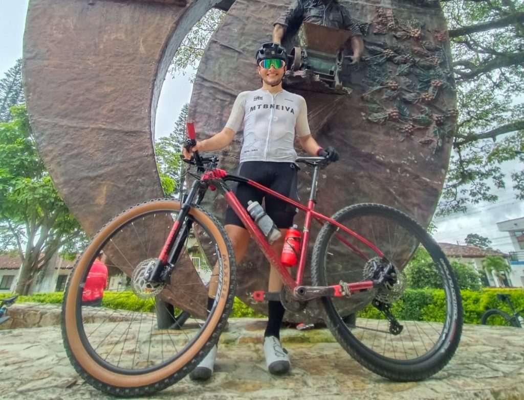 Andrés Parra lideró una travesía de 170 kilómetros en bicicleta hasta Alpujarra, Tolima, combinando resistencia, trabajo en equipo y pasión.