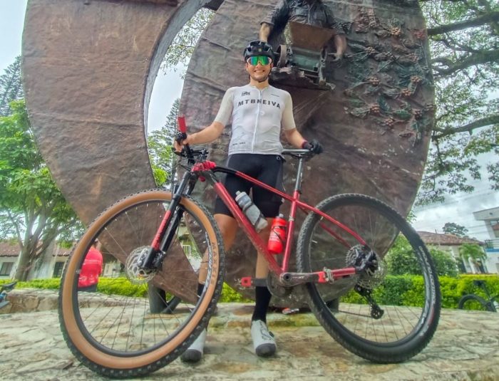 Andrés Parra lideró una travesía de 170 kilómetros en bicicleta hasta Alpujarra, Tolima, combinando resistencia, trabajo en equipo y pasión.