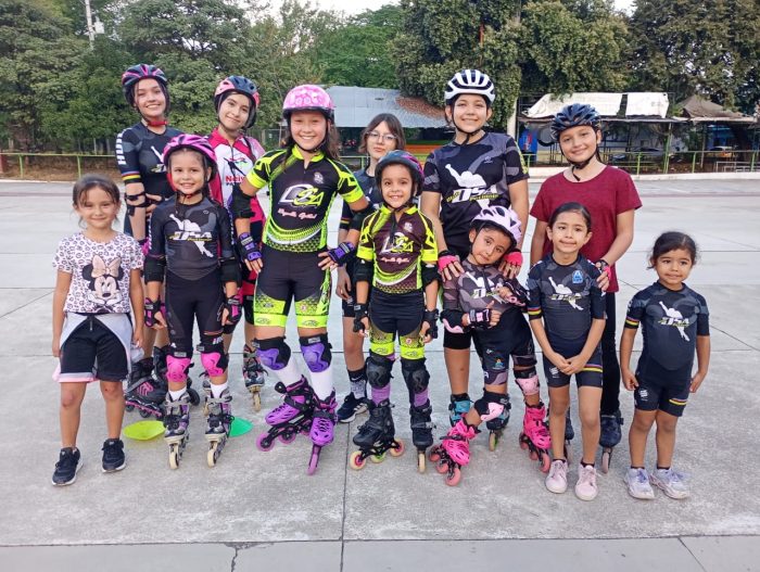 Durante 17 años, la gestora deportiva Gina Salazar ha formado niños en disciplina, valores y pasión por el patinaje huilense.