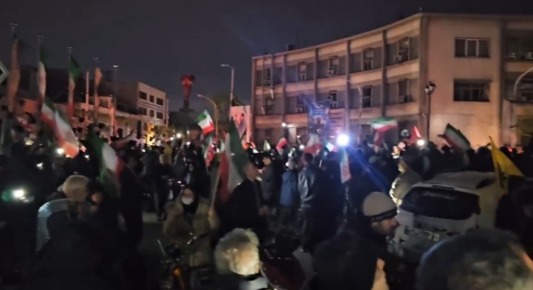 Apagones tras bombardeos desatan nuevas protestas en Irán