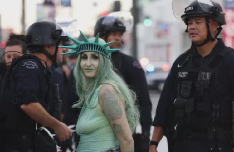 Arrestan a _Estatua de la Libertad_ en protesta contra el mandato de Donald Trump
