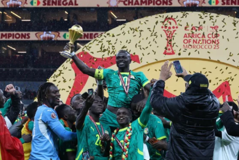 Jugadores de Senegal Celebrando.