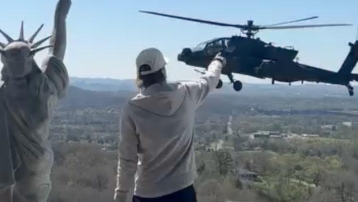 El Ejército de EE. UU. investiga vuelo no autorizado de helicópteros Apache sobre la residencia de K