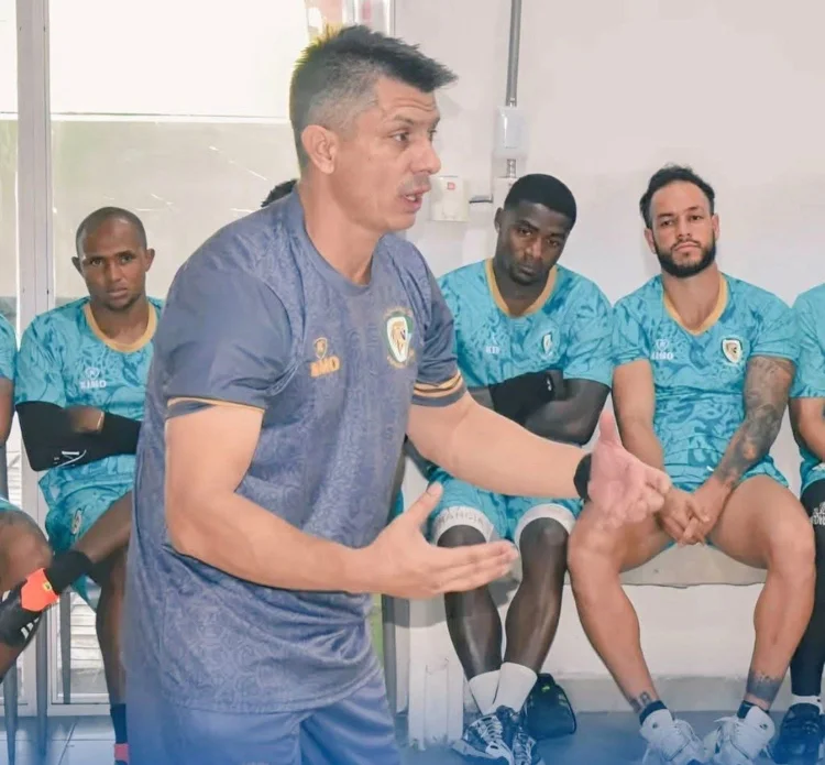 El club cordobés confirmó la renuncia del entrenador paraguayo por motivos personales, aunque la fal