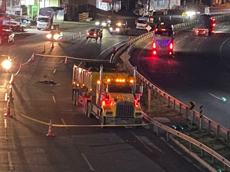 Peatón pierde la vida tras fuerte impacto con un tractocamión en el sector de Subía