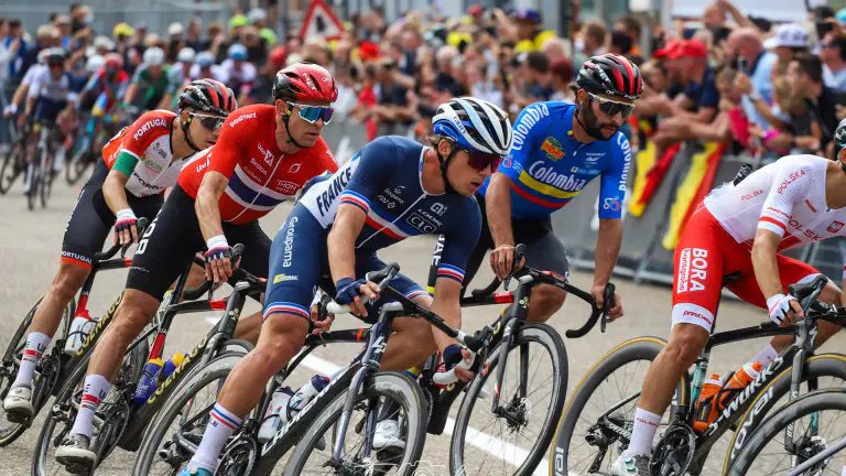 El ciclismo en Bucaramanga se consolida como una de las actividades deportivas más practicadas en la ciudad. Gracias a su geografía montañosa y su clima favorable, la capital santandereana ofrece condiciones ideales tanto para ciclistas aficionados como para deportistas de alto rendimiento.