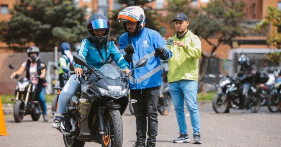curso-gratuito-para-mujeres-motociclistas-en-bogota-12-de-abril-2025-2-1