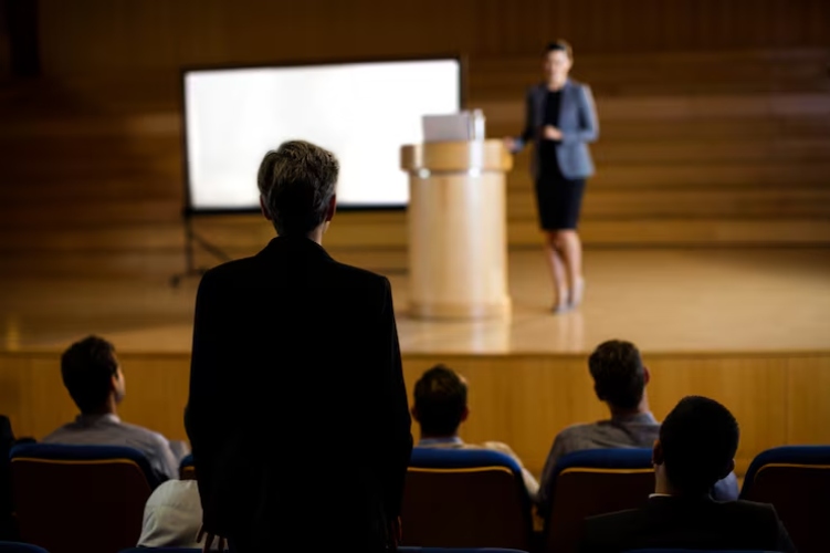 ejecutivo-negocios-femenino-dando-discurso_107420-63801