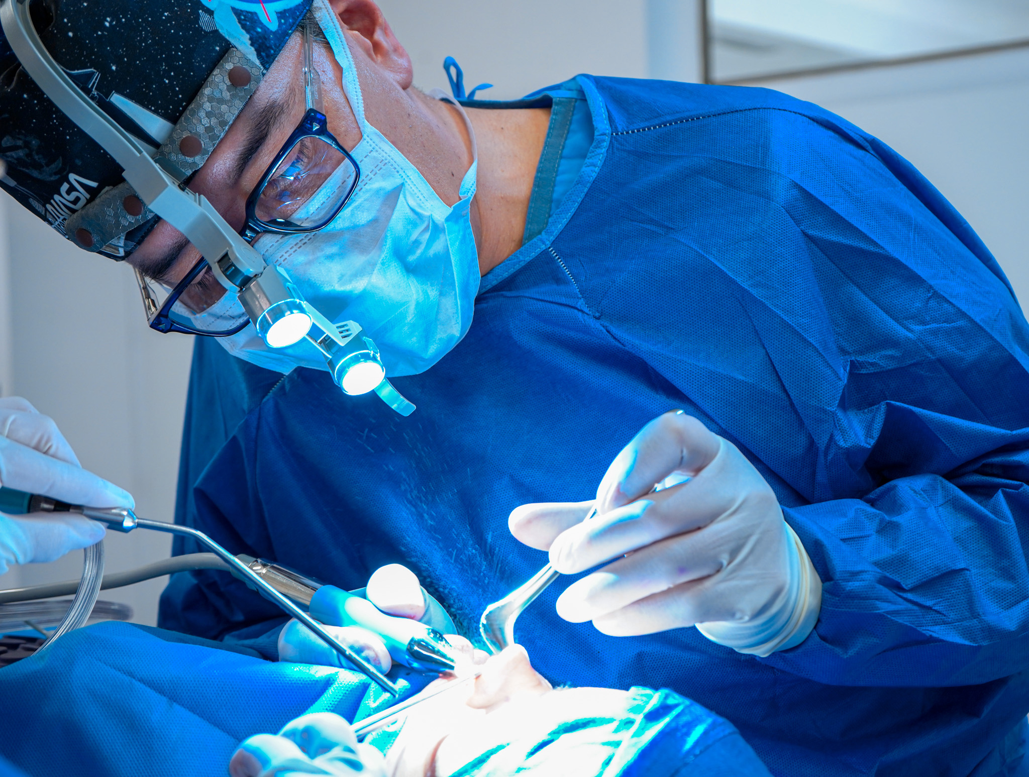 foto dr mauricio operando.jpg