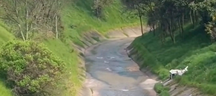 Autoridades recuperan un cuerpo en canal de aguas del barrio Sosiego