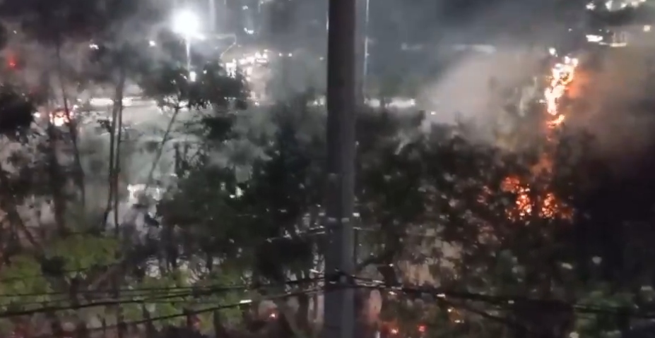 Bomberos y vecinos controlan incendio de vegetación en el norte de Bogotá}