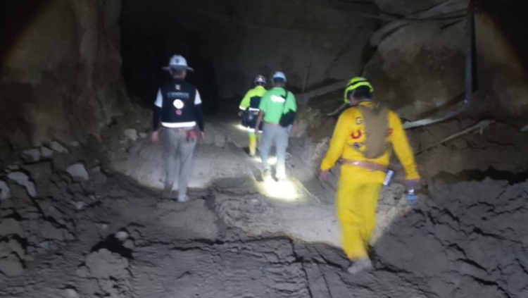 Brigadistas recuperan el cuerpo del último trabajador atrapado
