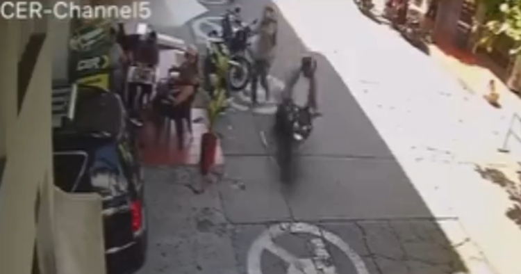 Cámaras captan violento fleteo donde delincuentes dispararon contra sus víctimas
