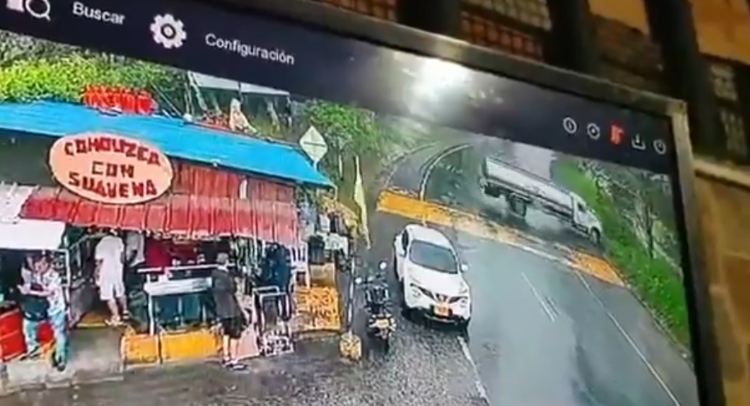 Camión cisterna con líquido inflamable derrapó en el Puente de la Variante tras intensas lluvias