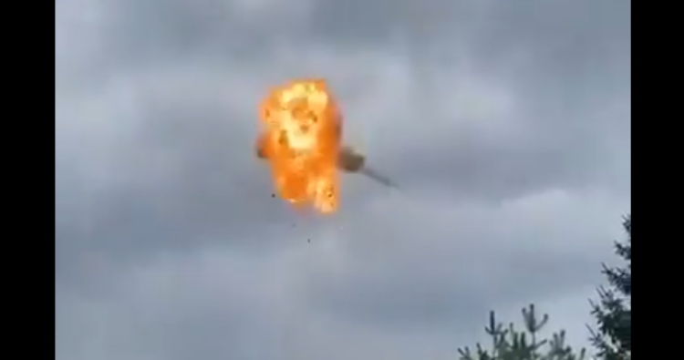 Civil ucraniano graba la caída de un dron _Shahed_ mientras paseaba a su mascota