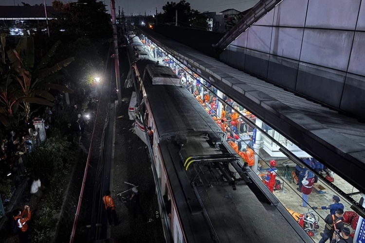 Colisión de trenes en Bekasi deja decenas de heridos