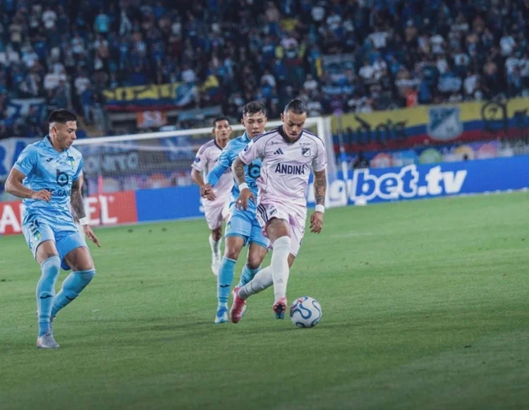 El equipo colombiano mostró falencias defensivas desde el inicio, poca profundidad en ataque y termi