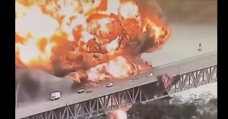 Explosión de camiones cisterna paraliza el Puente de las Américas en Panamá