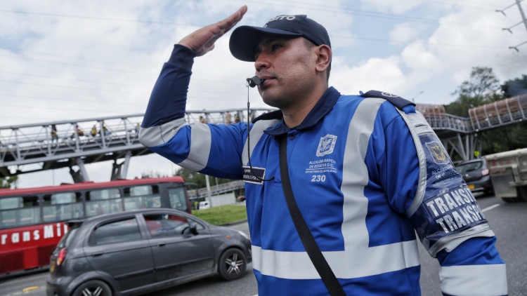 Fatalidad en la carrera 50 y daños en la malla vial de la NQS colapsan el tránsito