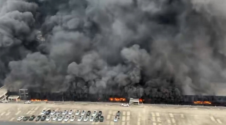 Incendio consume decenas de vehículos en el complejo de BYD en Shenzhen