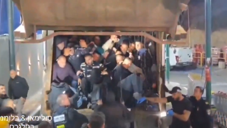Israel detiene a sesenta palestinos ocultos en un camión de basura