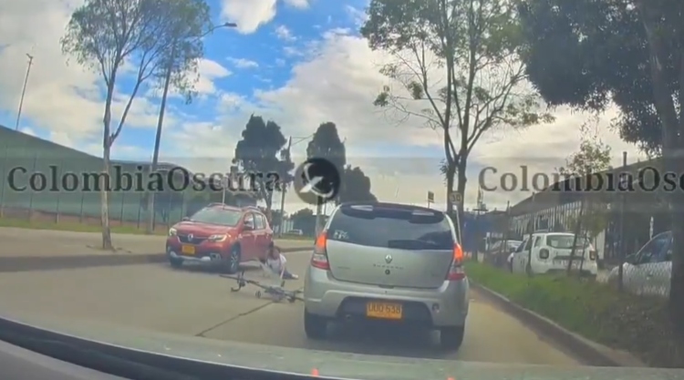 Joven ciclista sobrevive a una grave caída provocada por el deterioro de la malla vial