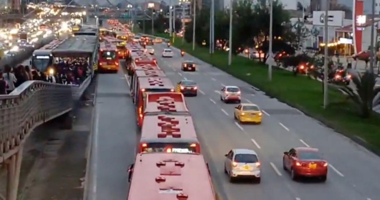 Manifestaciones y accidentes bloquean puntos clave de la movilidad