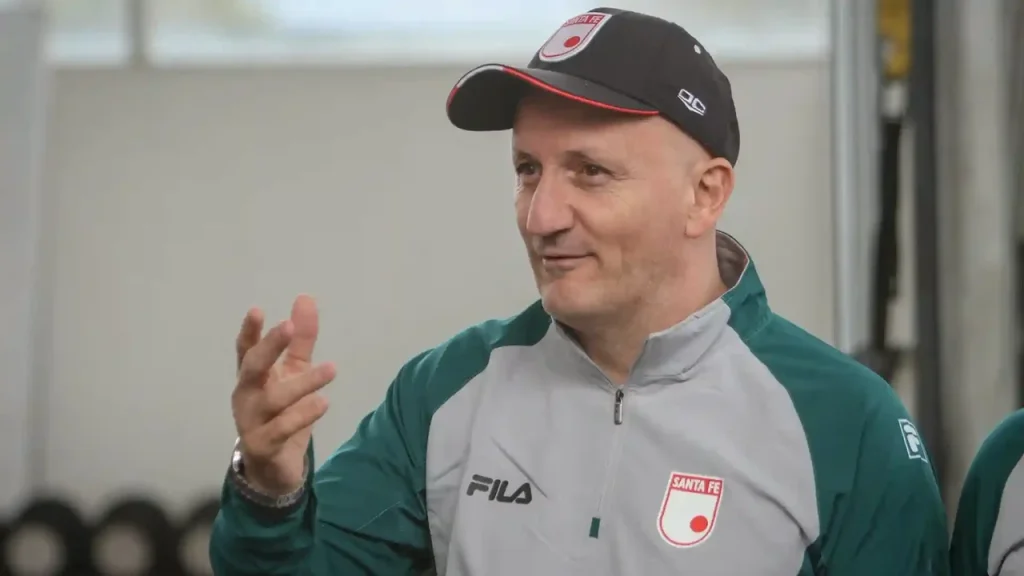 Pablo Repetto enfrenta un reto en Santa Fe por las lesiones antes del clásico contra Millonarios. Conoce quiénes podrían estar disponibles.