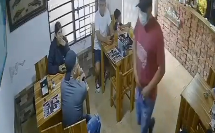 Policía de civil abate a delincuente tras asalto en restaurante del barrio El Bosque