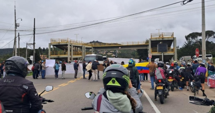 Protestas en la vía La Calera y múltiples siniestros viales paralizan la capital