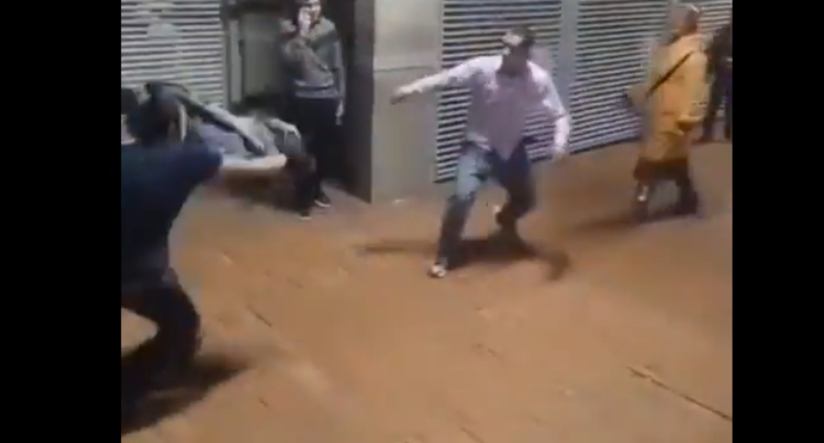 Sujetos protagonizan peligrosa riña con arma blanca frente a los usuarios