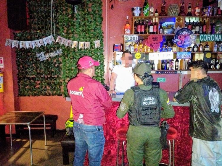Tres capturas y 50 botellas incautadas en operativos de seguridad