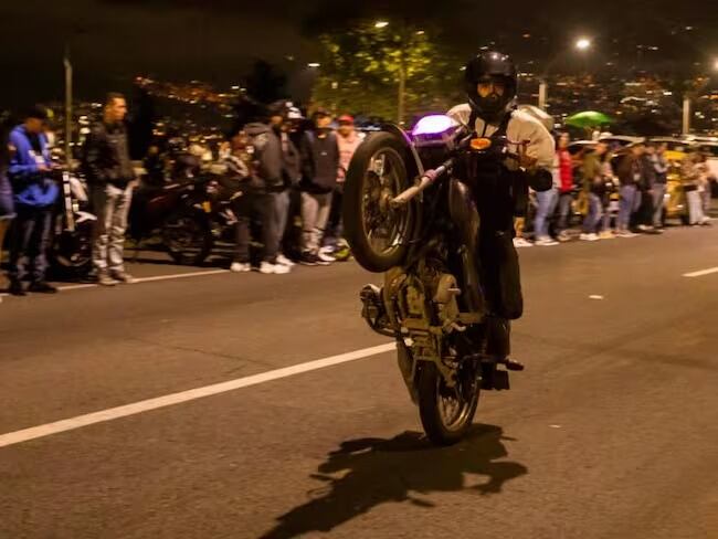 Los piques de motos en Bucaramanga continúan siendo una práctica frecuente, especialmente durante las noches y fines de semana. Aunque para algunos representan adrenalina y comunidad, la realidad es que se trata de una actividad ilegal que está bajo vigilancia constante por parte de las autoridades.