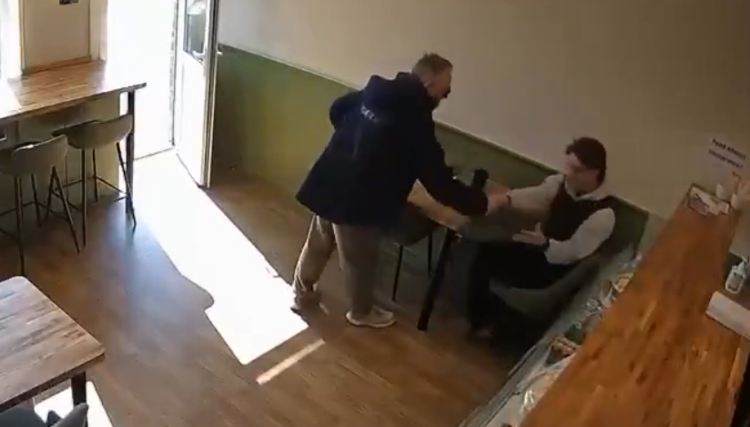 Un cliente repele un ataque con arma blanca dentro de un establecimiento local