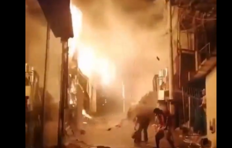 Voraz incendio consume ocho viviendas en el sector de Santo Domingo en Medellín