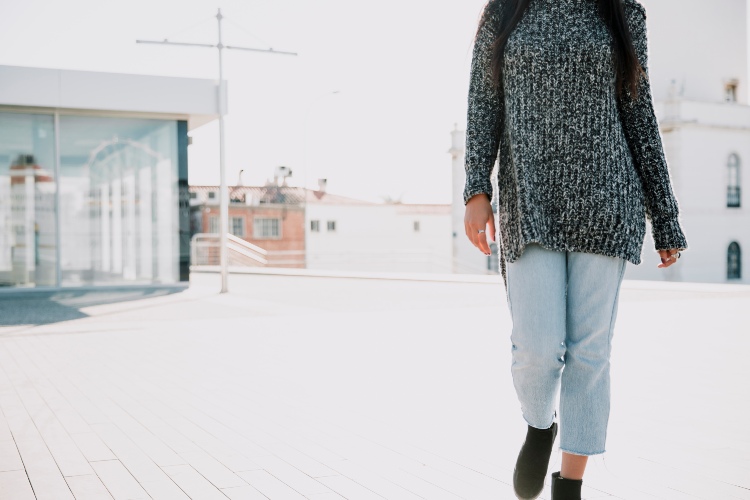 woman-walking-sunny-day (1)