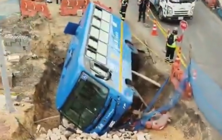 ¡En video! Bus del SITP cae en un hueco mientras transitaba Av Cra 68