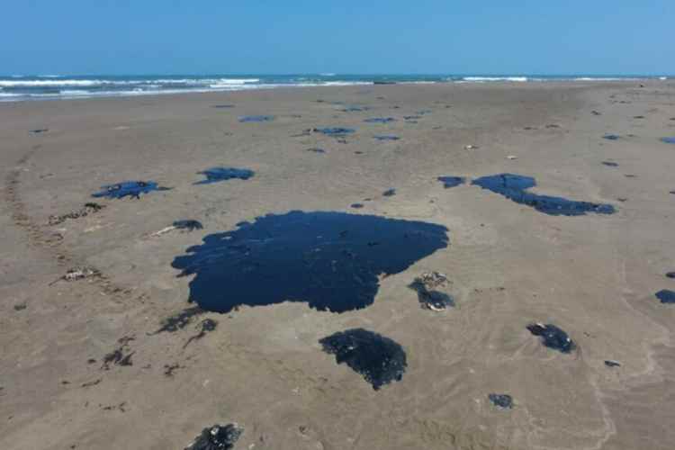 ¿Chapopoteras o fuga_ México investiga derrame en el Golfo