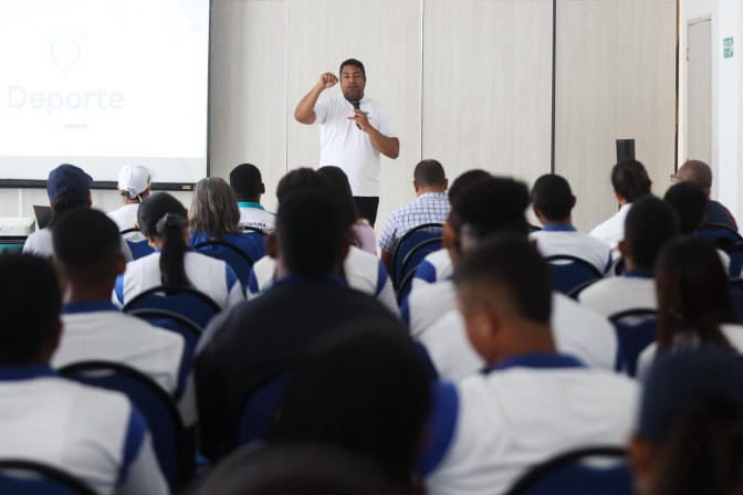 Carlos-Peralta-director-de-Fomento-y-Desarrollo-del-Ministerio-del-Deporte-lidera-las-mesas