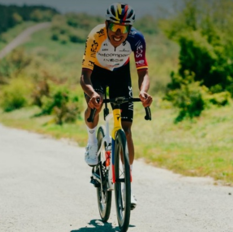 Egan Bernal brilló en la contrarreloj del Giro de Italia 2026
