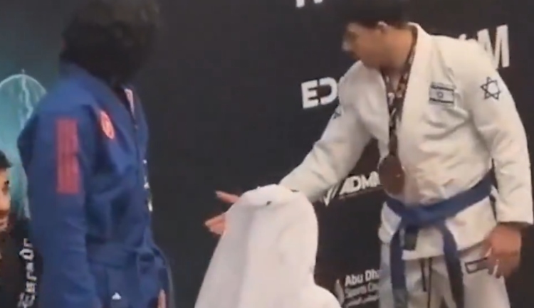 El luchador kuwaití Jassim Alhatem niega el saludo al israelí Yoav Manor en el Grand Slam de Abu Dab