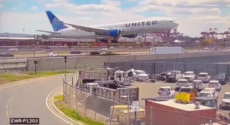 Este es el video que capto al nited Airlines volando extremadamente bajo en el Aeropuerto Internacio