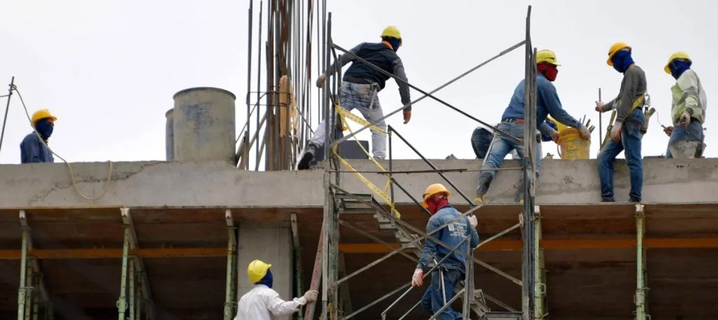 La Línea 1 del Metro de Bogotá inicia el izaje de dovelas con cierre total del puente peatonal en la