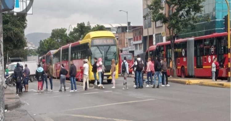 Manifestaciones y accidentes afectan la avenida Caracas este lunes