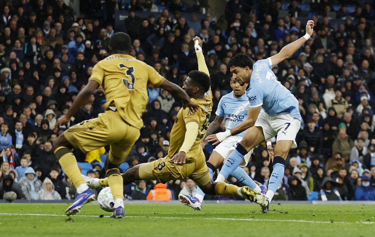 Omar Marmoush marca el segundo gol del Man City Reuters-Jason Cairnduff