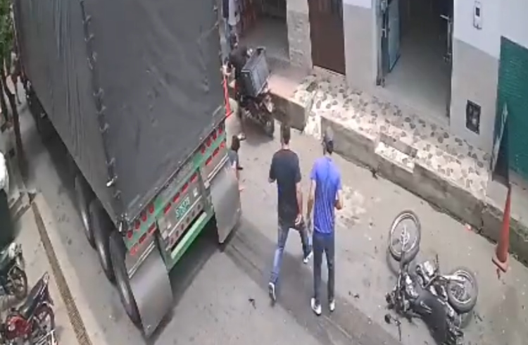 Un motociclista sufre heridas de gravedad tras un fuerte accidente de tránsito en la Calle Real de Á