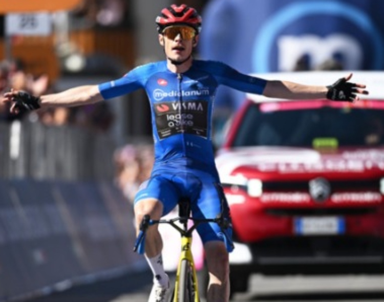 Vingegaard se impone en los Alpes y acaricia el título del Giro