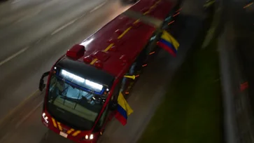 Bus-de-Transmilenio-con-banderas-de-Colombia