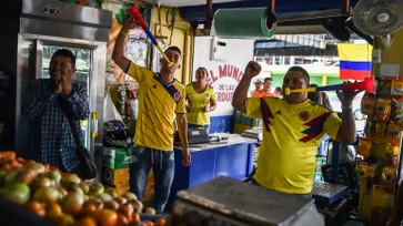 Colombia-aficionados-viendo-el-Mundial